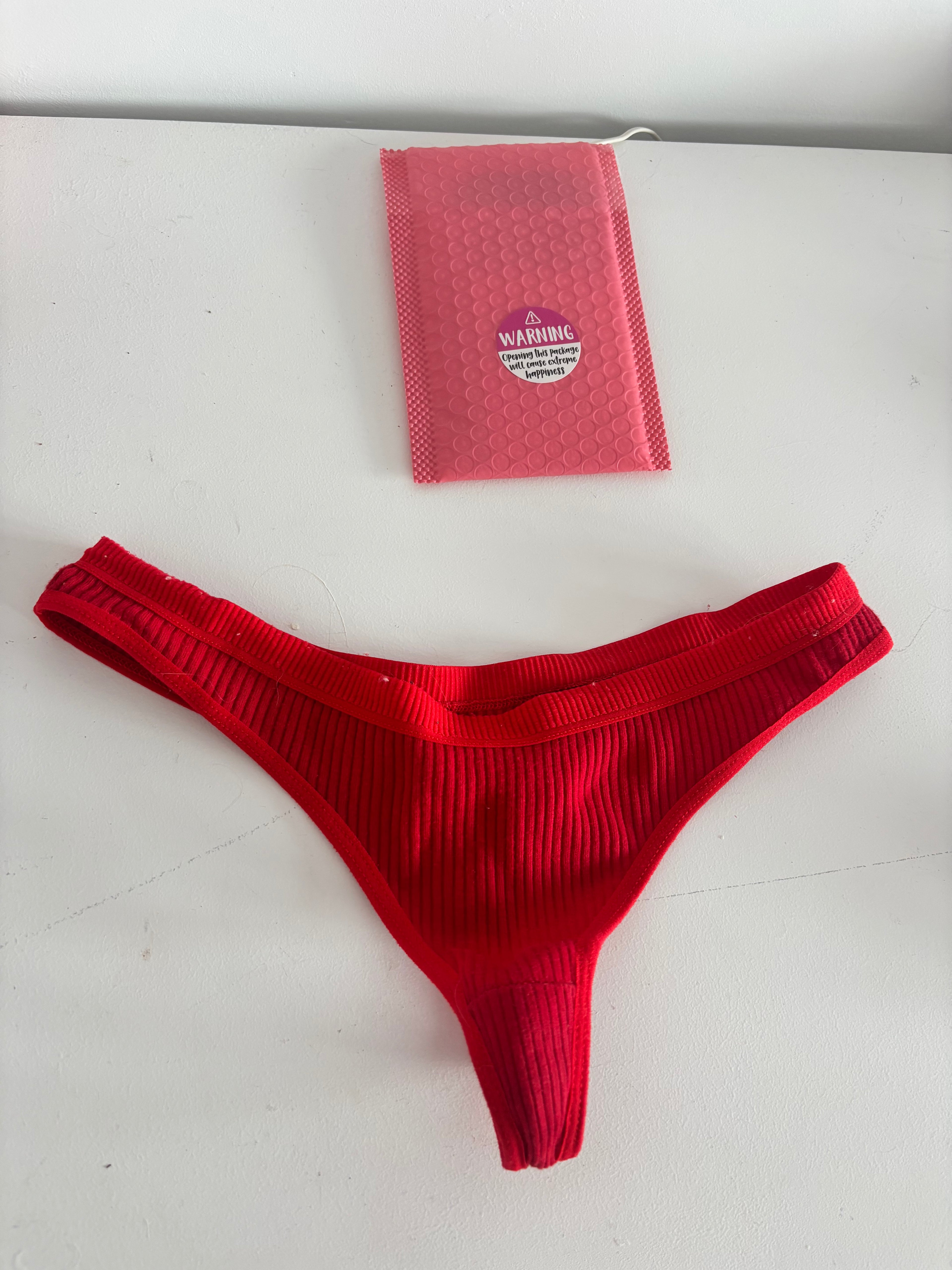 Rode string. Gedragen 🤤