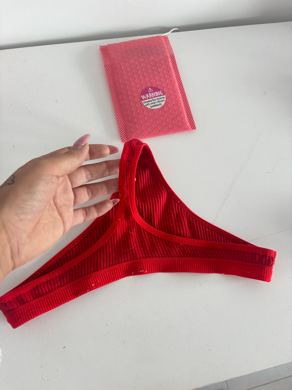 Rode string. Gedragen 🤤