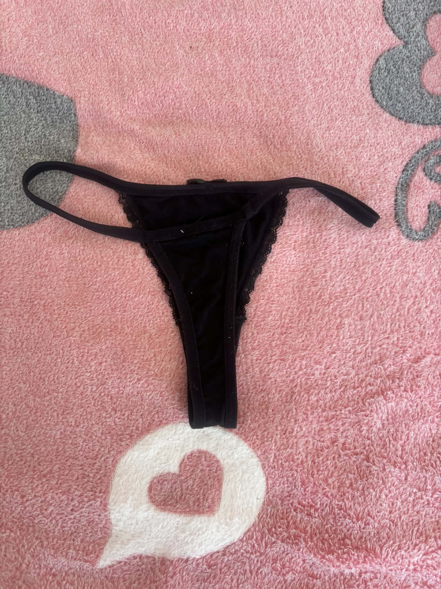 Zwarte string.