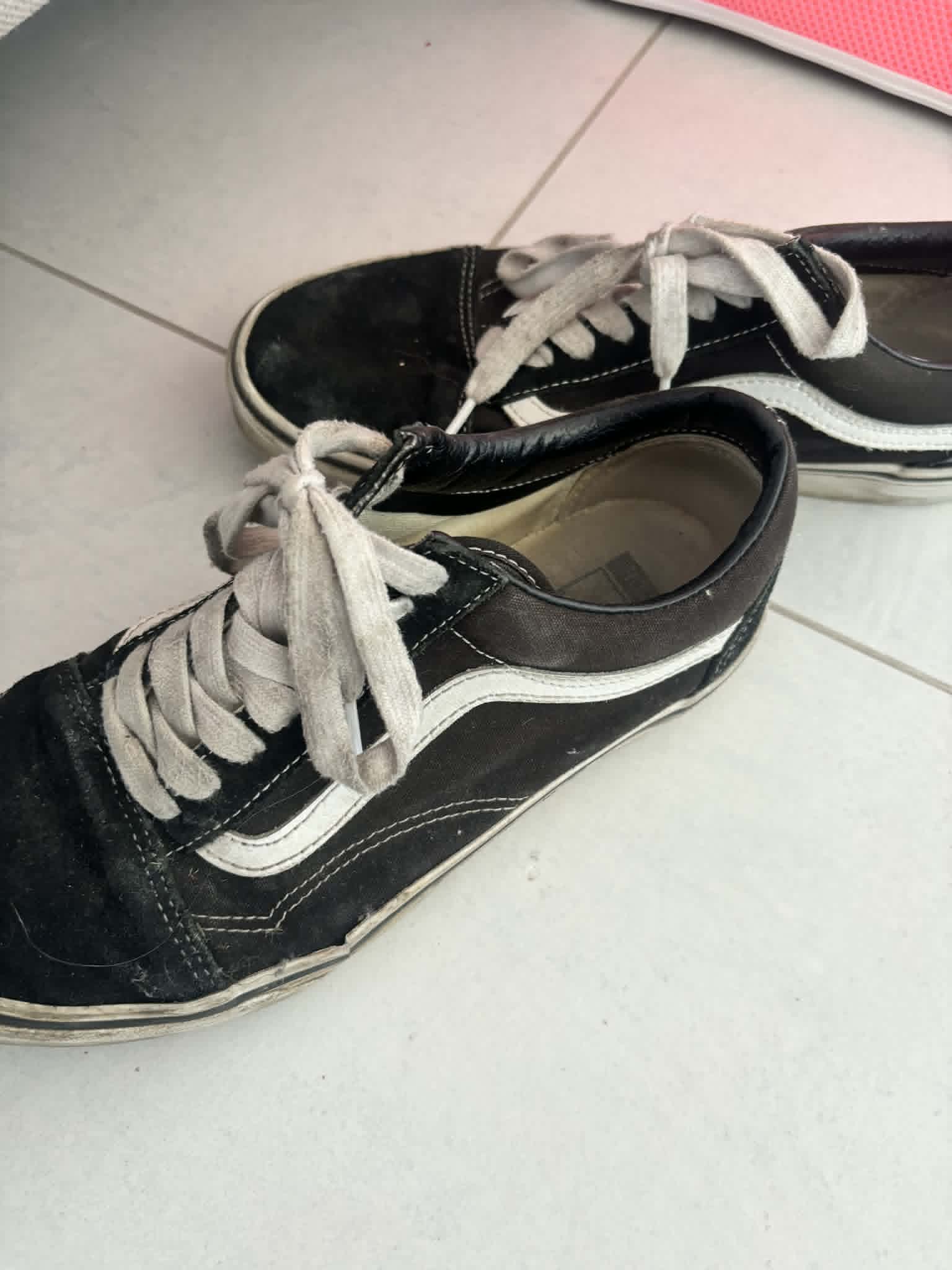 oude gedragen schoenen