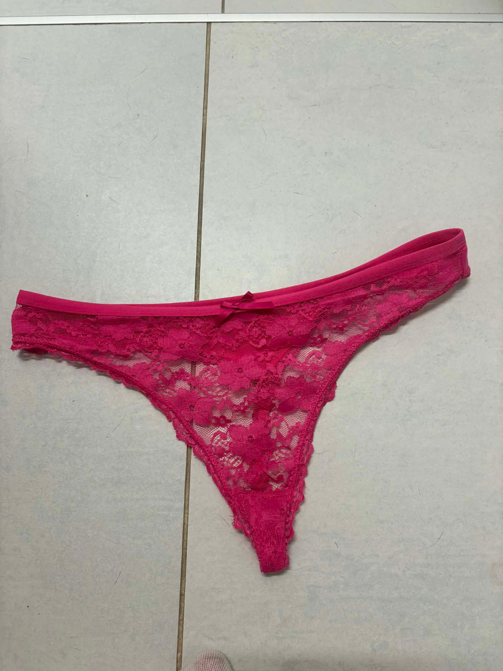 donker rood gekleurde string gedragen (net uitgewassen)