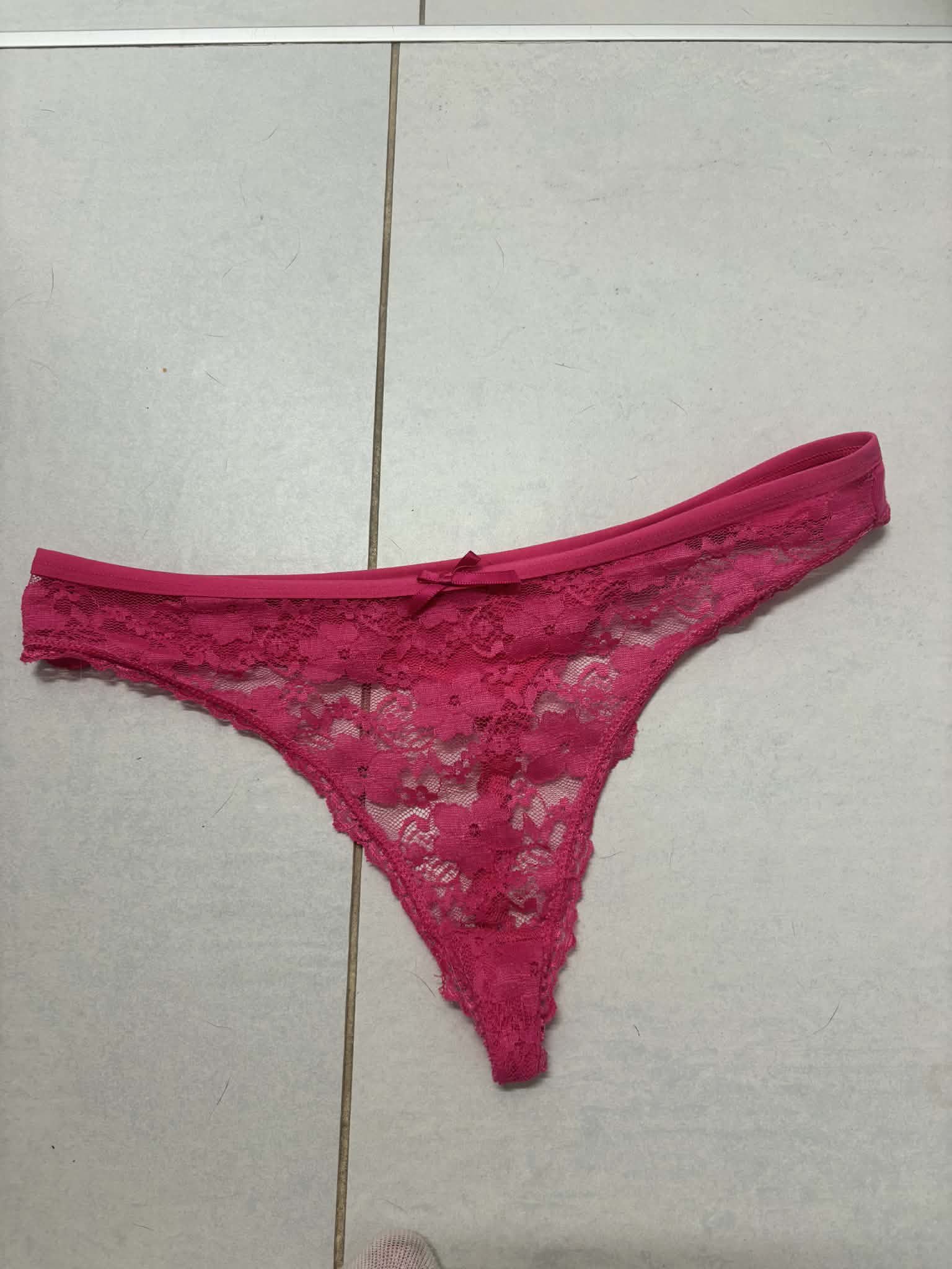 donker rood gekleurde string gedragen (net uitgewassen)