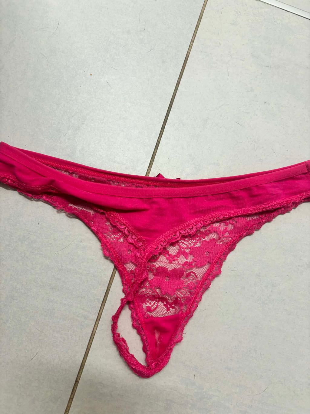 donker rood gekleurde string gedragen (net uitgewassen)