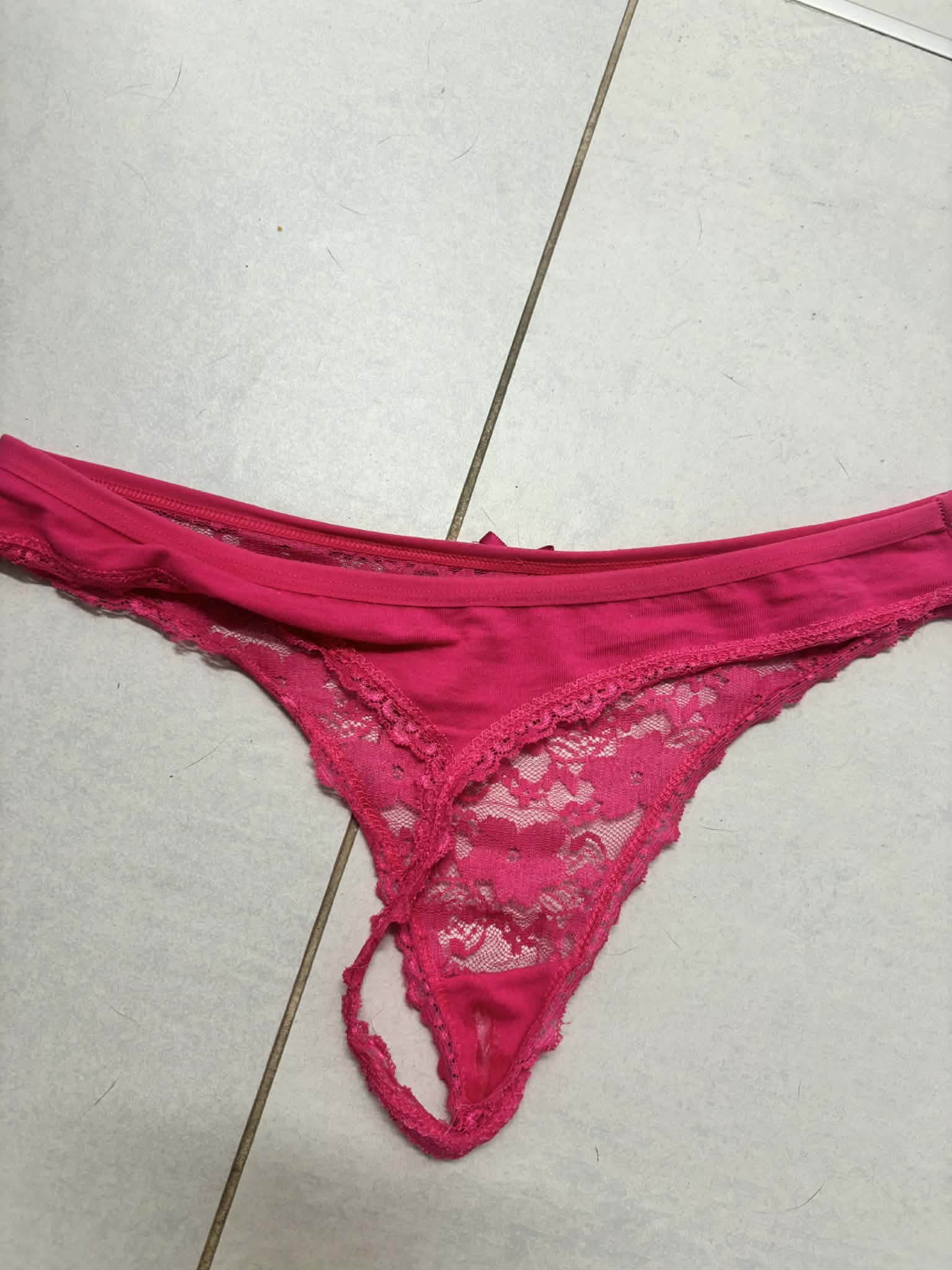 donker rood gekleurde string gedragen (net uitgewassen)